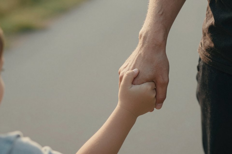 동생과 손을 잡고 걷는 모습