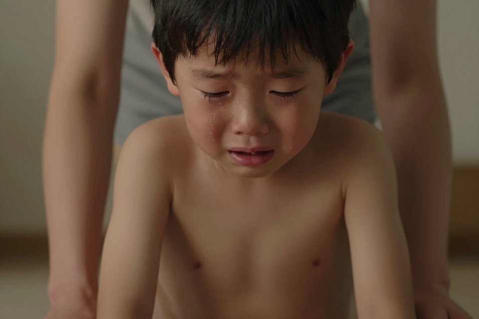 아들이 조용히 울고 있는 모습